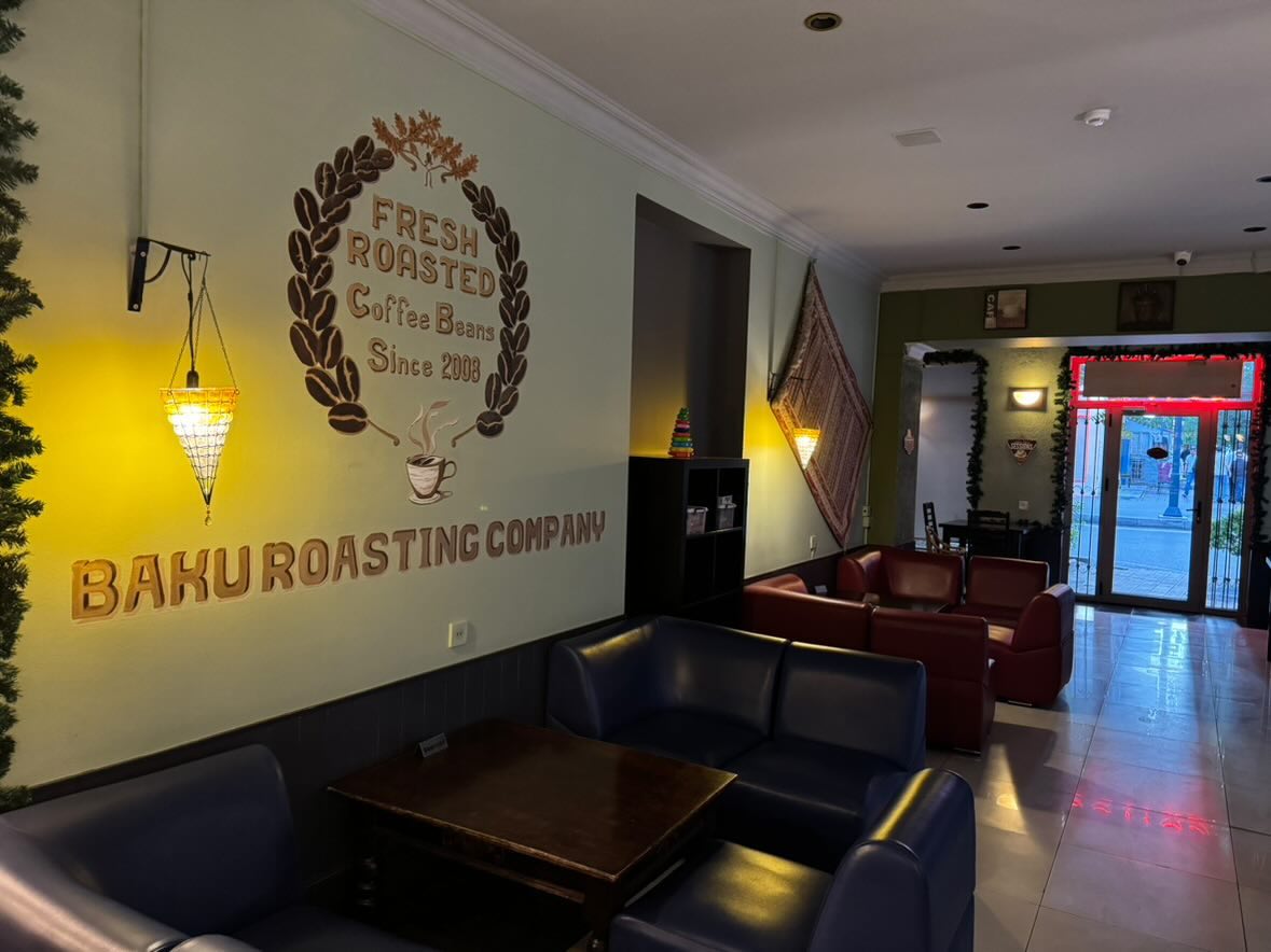 Baku Roasting Company daxili — divar loqosu